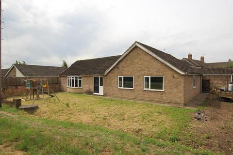 4 bed property, in Meadow Close, £240,000