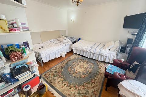 5 bed property, in Hounslow, £950,000