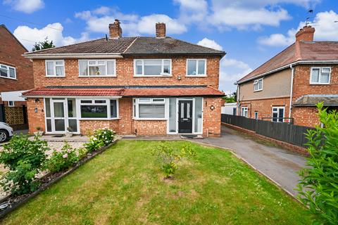 3 bed property, in Lawnswood Avenue, £285,000
