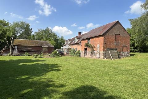 4 bed property, in Kenchester, £750,000