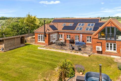 5 bed property, in Carrside, £675,000