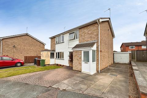 2 bed property, in Clayton Drive, £235,000