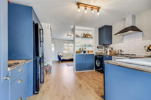 2 bed property, in Emberson Court, £335,000