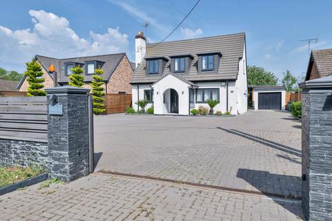 3 bed property, in Hillside, £600,000