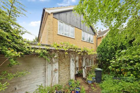 4 bed property, in Heathfield Way, £370,000