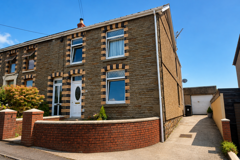 4 bed property, in New Road, £160,000