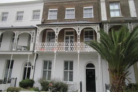 1 bed property, in Royal Terrace, £199,950