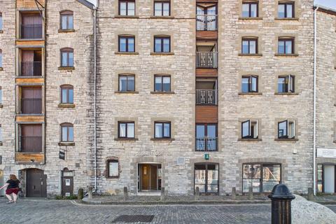 1 bed property, in Sutton Wharf, £110,000