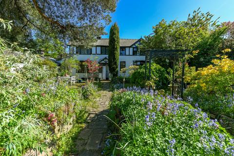 4 bed property, in Woodlands Lane, £750,000