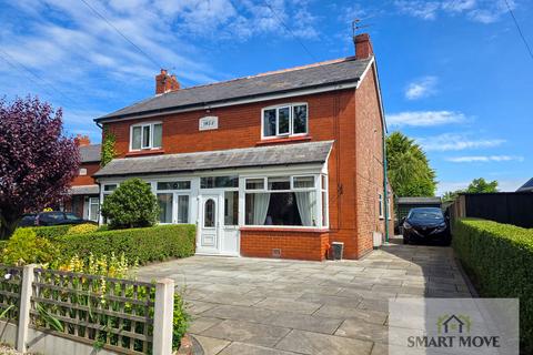 2 bed property, in Chapel Road, £235,000