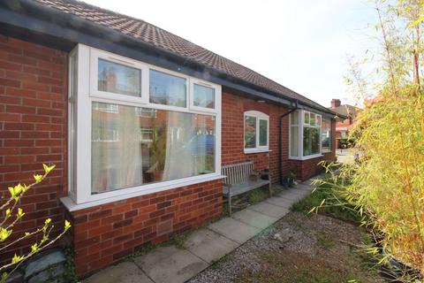3 bed property, in Kew Gardens, £350,000