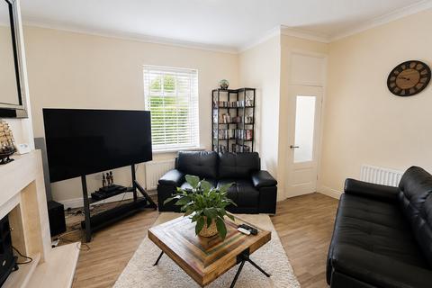 2 bed property, in Byron Street, £68,000