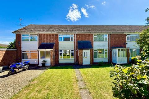 2 bed property, in Launds Green, £130,000