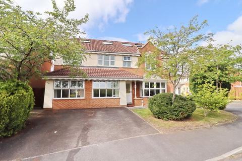 5 bed property, in Greylag Crescent, £550,000