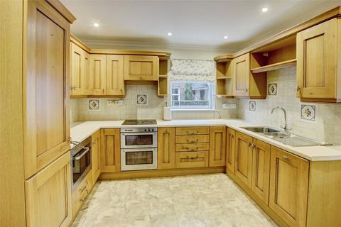 3 bed property, in Douglas Gardens, £260,000