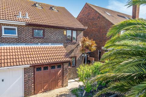 4 bed property, in The Close, £300,000