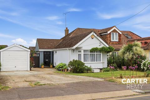 2 bed property, in Hengist Gardens, £350,000