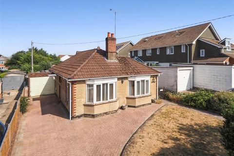 3 bed property, in Farrs Avenue, £475,000