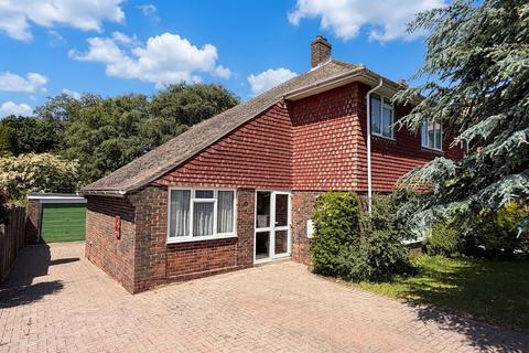 3 bed property, in Woodlands Close, £369,950