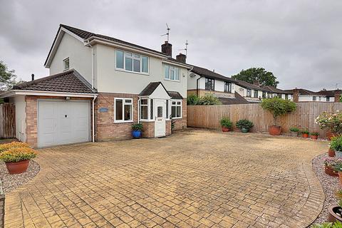 4 bed property, in Clos Tyla Bach, £425,000