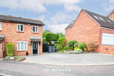 2 bed property, in Goosehill Close, £260,000