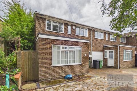 2 bed property, in Nook Close, £240,000