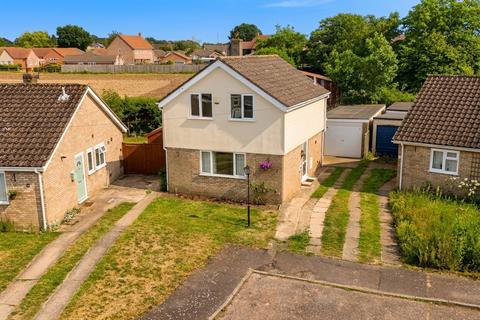 3 bed property, in Links Close, £250,000