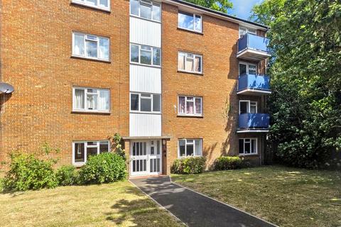2 bed property, in Hythe Close, £175,000