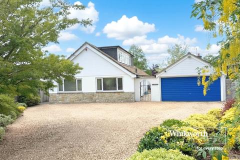 3 bed property, in Woolsbridge Road, £650,000