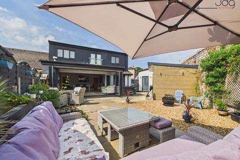 5 bed property, in Cherry Tree Close, £425,000
