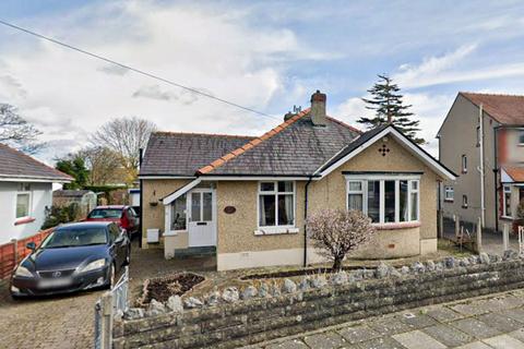 2 bed property, in Queens Drive, £279,950