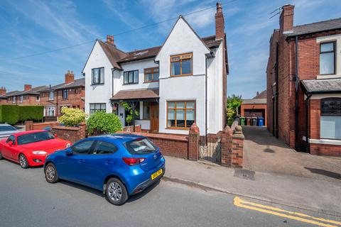 3 bed property, in St. James Road, £250,000