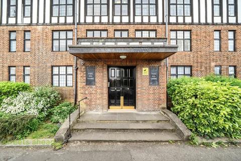 1 bed property, in Addiscombe Road, £150,000