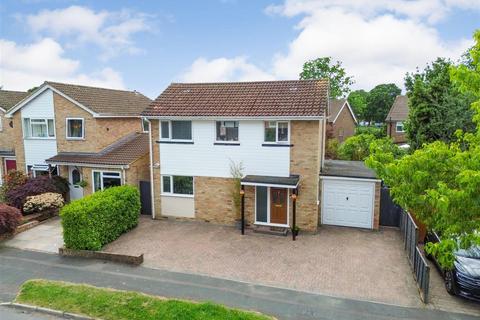 3 bed property, in Maple Close, £525,000