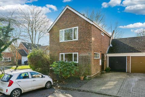 3 bed property, in Brook Field, £450,000