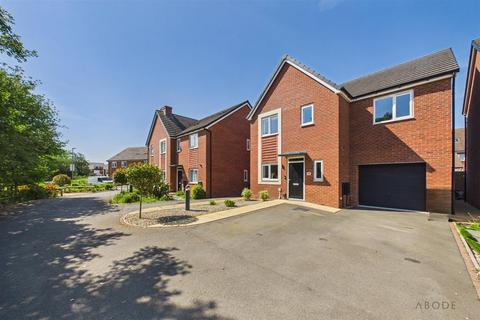3 bed property, in Kiddlestitch Road, £295,000