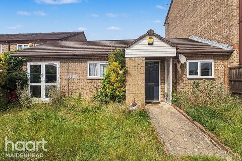 1 bed property, in Pennine Road, £290,000