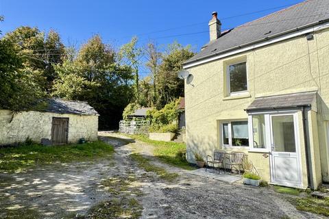 2 bed property, in Hallaze Road, £175,000