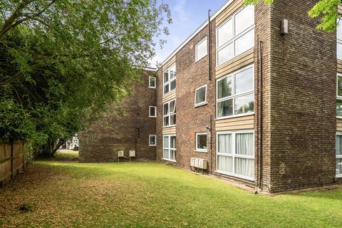 2 bed property, in Burwood Road, £255,000