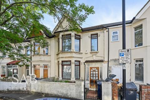 3 bed property, in Oswald Road, £475,000
