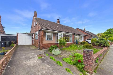 2 bed property, in Alder Grove, £300,000