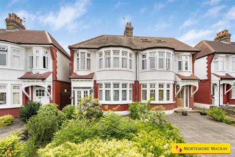 3 bed property, in Green Dragon Lane, £765,000