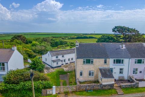 7 bed property, in Marloes, £325,000
