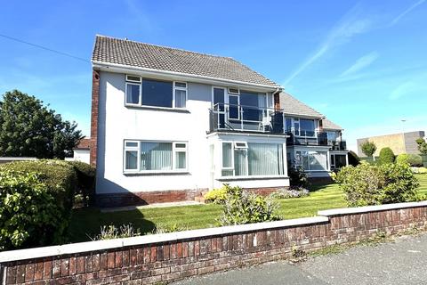2 bed property, in Crosby Court Bouverie Close Barton on Sea New Milton, £224,500