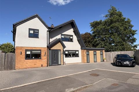 4 bed property, in Ringwood Close, £575,000