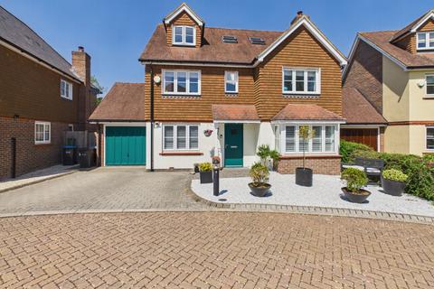 5 bed property, in Hurstbeech Close, £825,000