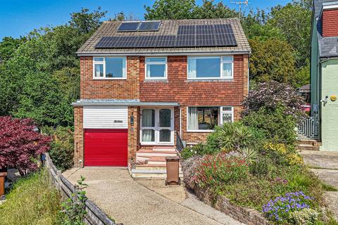 4 bed property, in Sovereign Close, £450,000