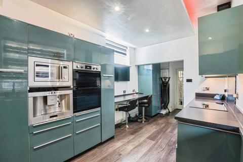 4 bed property, in Shaftesbury Avenue, £239,000