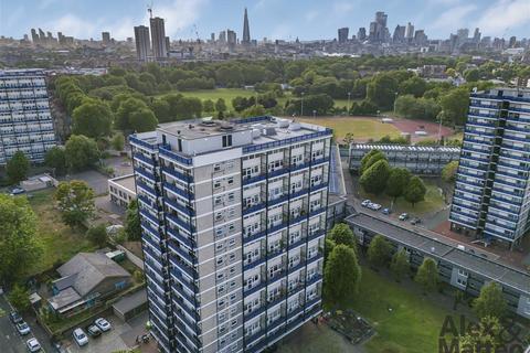 2 bed property, in Brydale House, £250,000