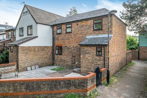 3 bed property, in Leydon Close, £775,000